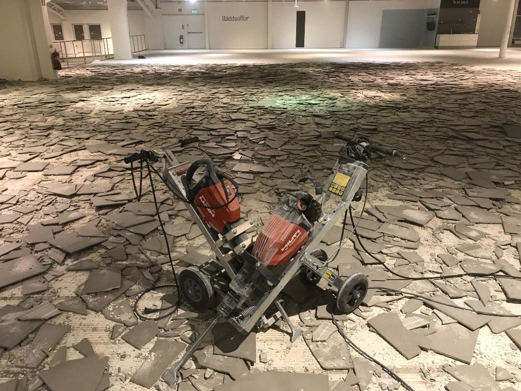 Café skyltar tillverkas i verkstad